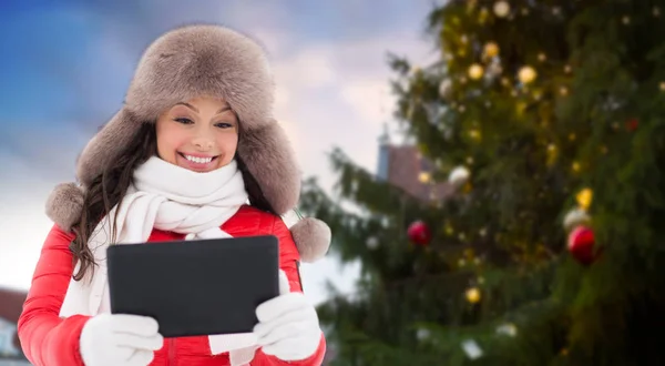 Kvinna med TabletPC över julgran — Stockfoto