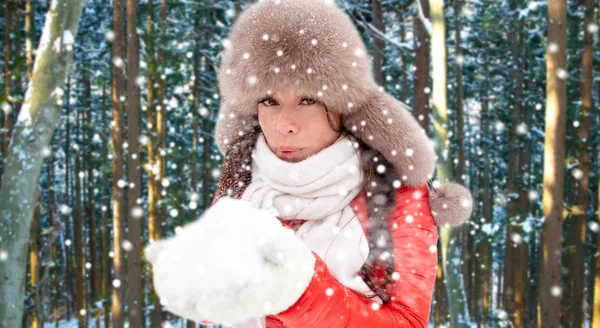 Cappello donna in pelliccia con neve sopra foresta invernale — Foto Stock