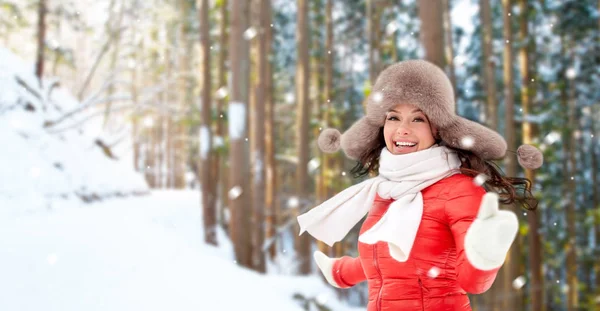 Mujer feliz en sombrero de piel sobre el bosque de invierno —  Fotos de Stock
