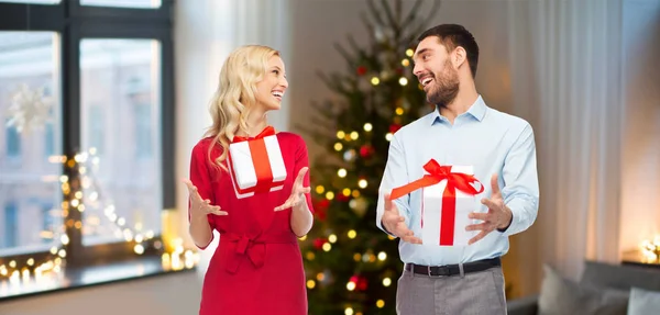 Счастливая пара с рождественскими подарками дома — стоковое фото