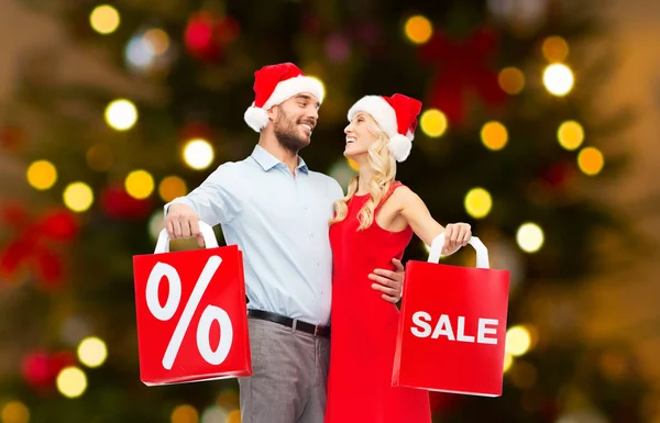 Пара в шляпах Санта-Клауса по магазинам на Рождество — стоковое фото