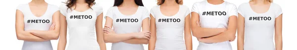 Grupo de mulheres em t-shirts com metoo hashtag — Fotografia de Stock