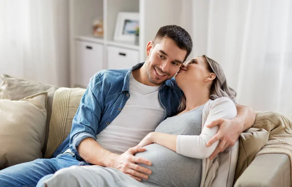 Man knuffelen zwangere vrouw thuis — Stockfoto