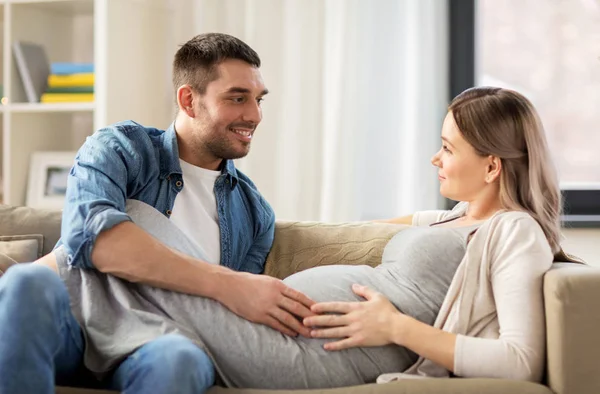 Homem feliz com mulher grávida em casa — Fotografia de Stock