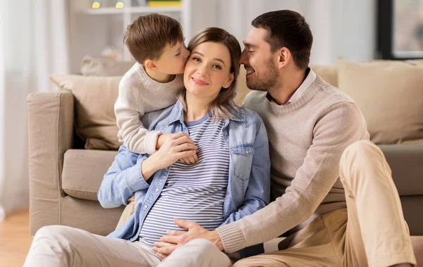 Familia feliz con la madre embarazada en casa — Foto de Stock