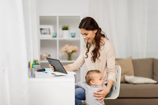 Mor student med baby och tablet pc hemma — Stockfoto