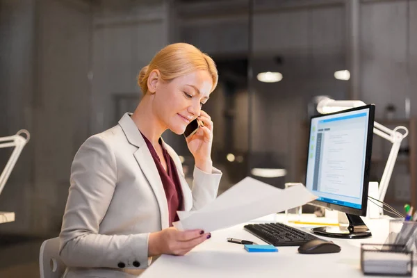 Mujer de negocios llamando en el teléfono inteligente en la oficina — Foto de Stock