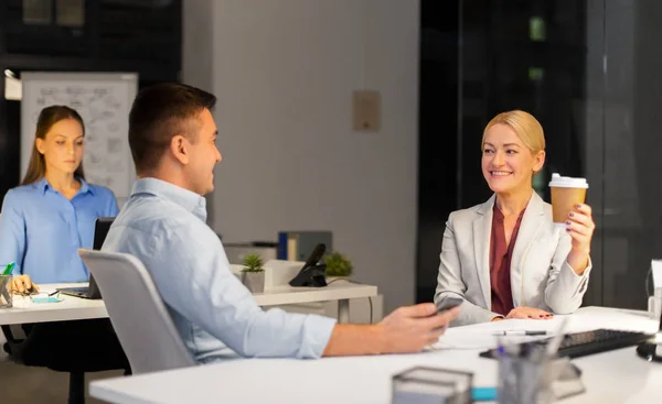 Business Termijn Technologie Concept Zakenvrouw Zakenman Praten Het Drinken Van — Stockfoto