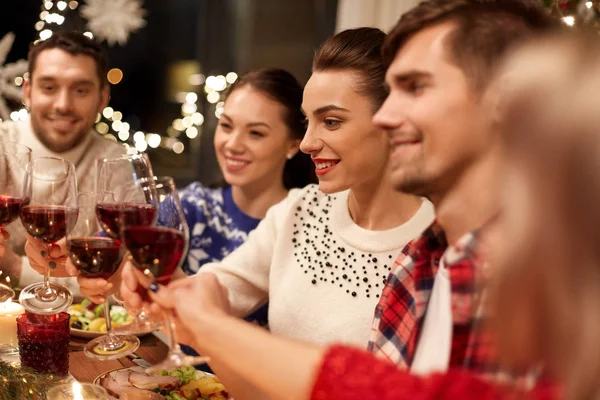 Amis célébrant Noël et boire du vin — Photo