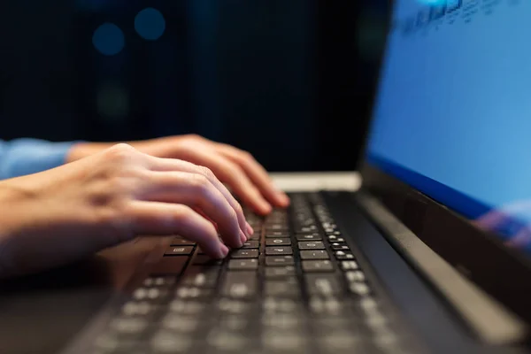 Close up van vrouwelijke handen met laptop te typen — Stockfoto