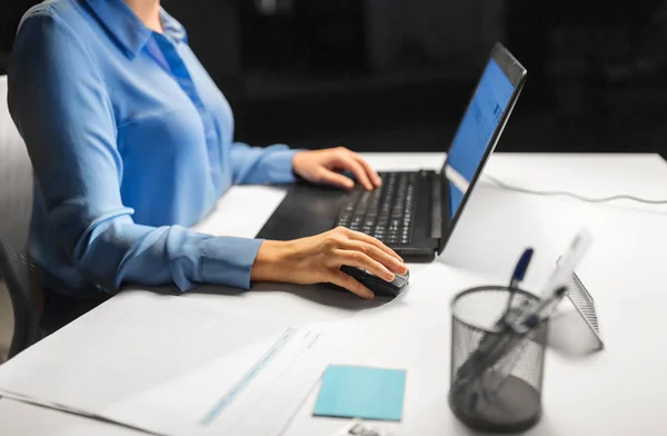 Primer plano de la mujer de negocios utilizando el ratón de ordenador —  Fotos de Stock