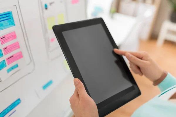 Nahaufnahme eines UI-Designers mit Tablet-PC im Büro — Stockfoto