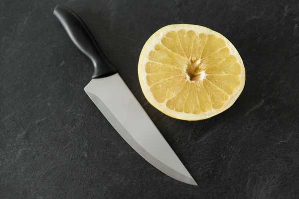 Zbliżenie na pokrojone cytryny i nóż na stole — Zdjęcie stockowe