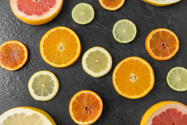 Close up de diferentes fatias de frutas cítricas — Fotografia de Stock