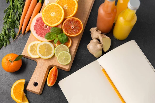 桌上水果、果汁和笔记本的特写 — 图库照片