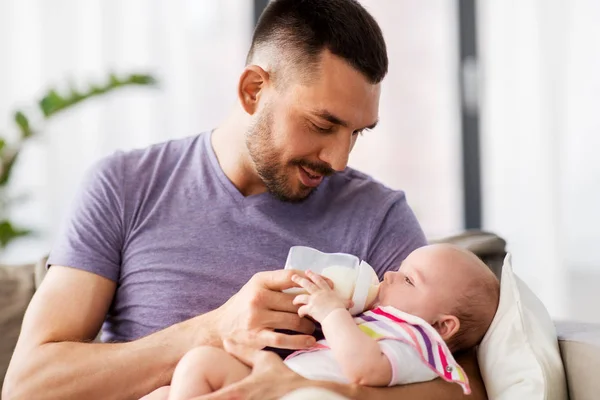 Familie Ouderschap Mensen Concept Vader Baby Formule Dochtertje Vervoederen Van — Stockfoto