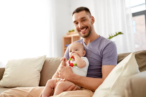 Küçük bebek kızı evde mutlu baba — Stok fotoğraf