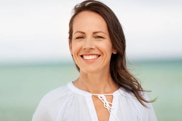 Gelukkig lachende vrouw op zomer-strand — Stockfoto