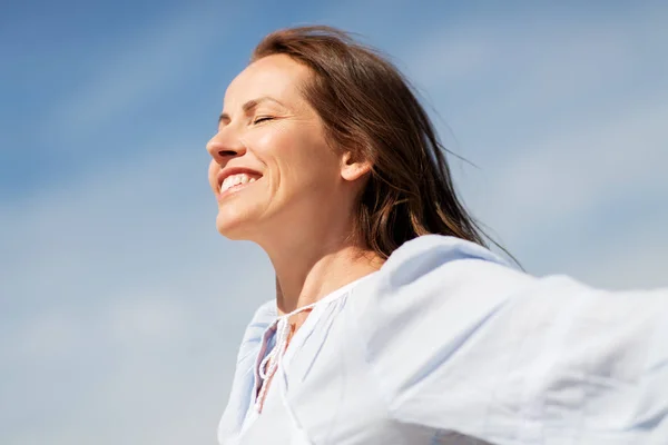 Χαμογελώντας ευτυχισμένη γυναίκα απολαμβάνοντας ήλιο — Φωτογραφία Αρχείου