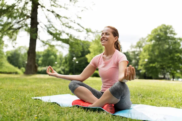 Mujer feliz meditando en el parque de verano —  Fotos de Stock