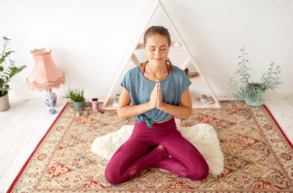 Mujer meditando en pose de loto en estudio de yoga —  Fotos de Stock