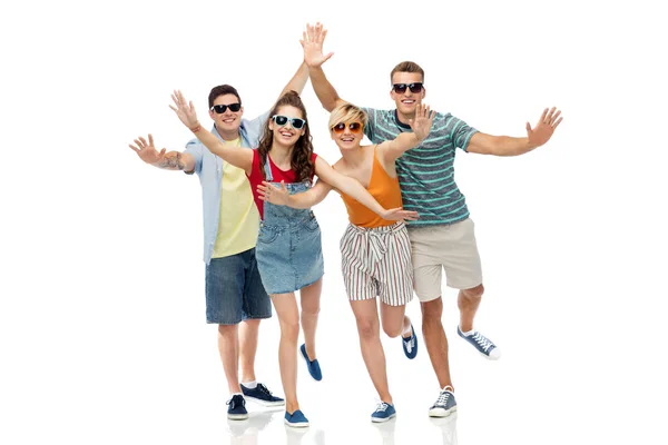 Amigos en gafas de sol divertirse — Foto de Stock