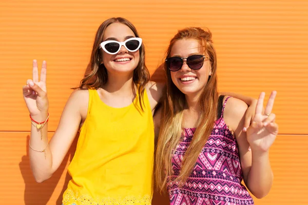 Les adolescentes souriantes montrant la paix en été — Photo