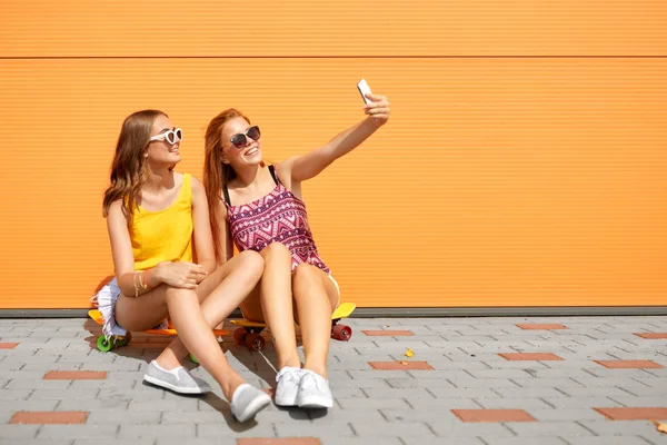 Meninas adolescentes com skates tomando selfie — Fotografia de Stock