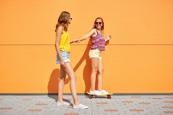 Chicas adolescentes montando monopatín en la calle de la ciudad — Foto de Stock