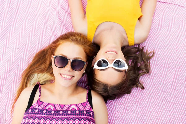 Adolescentes en lunettes de soleil sur la couverture de pique-nique — Photo