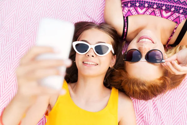 Teenage girls in sunglasses taking selfie — Stock Photo, Image