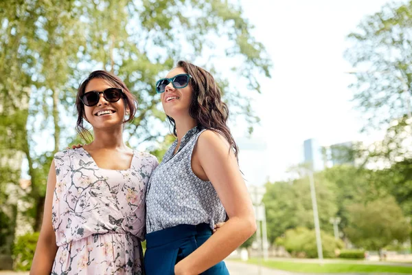 Portrait of happy women or friends at summer park — Stock Photo, Image