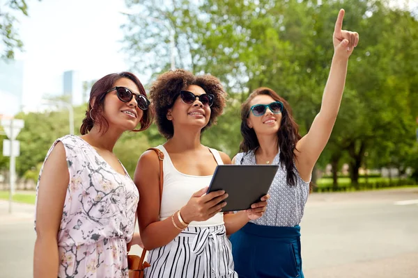 Women with tablet pc on street in summer — Stock Photo, Image