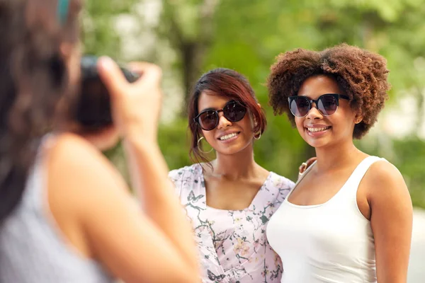 Donna fotografare i suoi amici nel parco estivo — Foto Stock