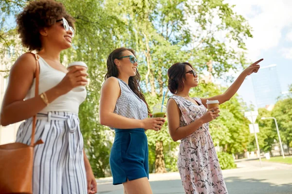 Happy women or friends with drinks at summer park — Stock Photo, Image