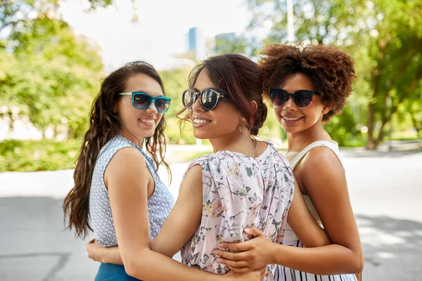 Счастливые молодые женщины в солнцезащитных очках в летнем парке — стоковое фото