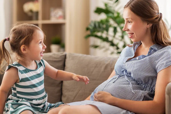 Gravid mor och dotter hemma — Stockfoto