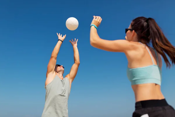 Szczęśliwa para gry w siatkówkę na plaży latem — Zdjęcie stockowe