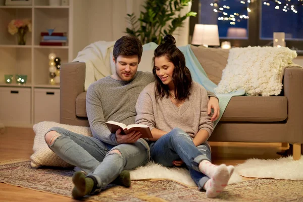 Boldog pár olvasás könyv otthon — Stock Fotó
