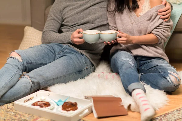 Close up de casal com chocolate quente em casa — Fotografia de Stock