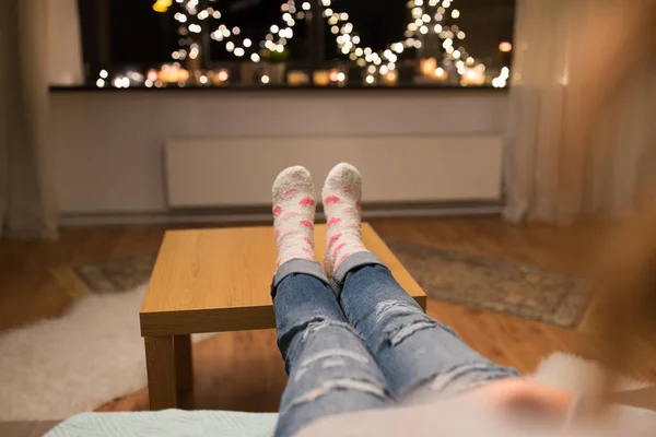 Primer plano de pies femeninos en casa en Navidad —  Fotos de Stock