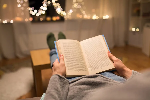 家で本を読んで若い男のクローズ アップ — ストック写真