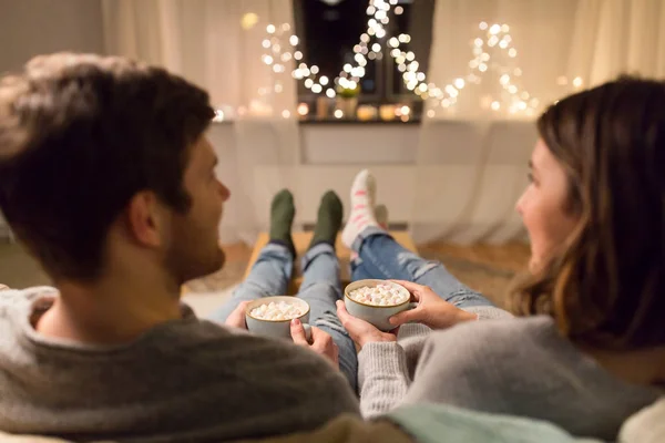 Primer plano de pareja bebiendo chocolate caliente en casa — Foto de Stock