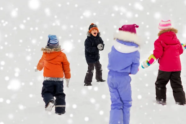 Niños pequeños y felices jugando al aire libre en invierno —  Fotos de Stock