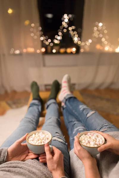 Primer plano de pareja bebiendo chocolate caliente en casa — Foto de Stock