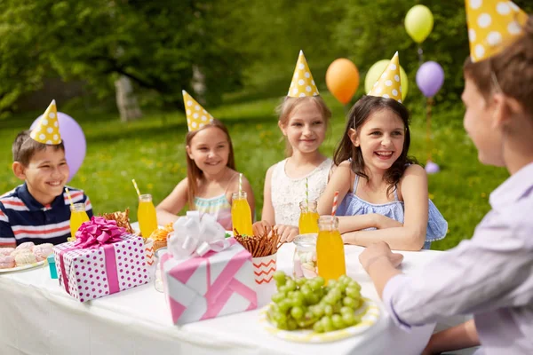 Niños felices en la fiesta de cumpleaños en el jardín de verano — Foto de Stock