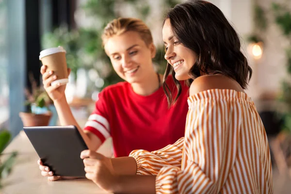 タブレット pc とカフェでコーヒーの女性の友人 — ストック写真