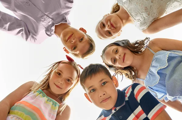 Gruppo di bambini felici in cerchio Immagine Stock