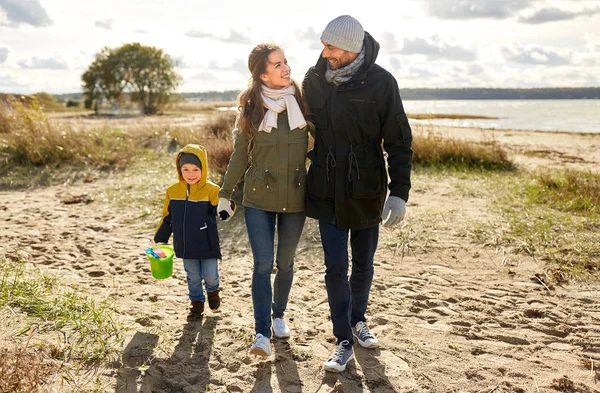 Lycklig familj promenader längs hösten beach — Stockfoto