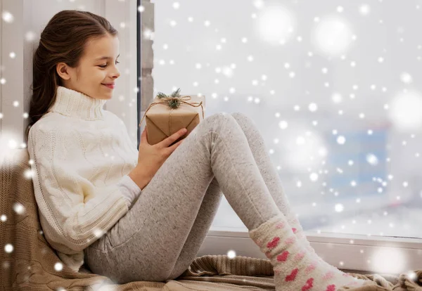Noel hediyesi eşik evde oturan kız — Stok fotoğraf